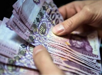 Gondolta, betesz 1 milliót a bankba, had kamatozzon. Ledöbbent, amikor kiderült, mennyi lesz egymillióból 12 hónap múlva. Nézzétek mennyi lett belőle :