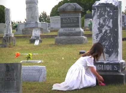 AZ ÉDES KICSI LÁNY LETÉRDEL ÉDESANYJA SÍRKÖVE MELLÉ!AMIKOR FELÉD FORDUL KICSORDUL A KÖNNY A SZEMEDBŐL!