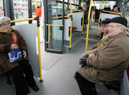 65 év felettiek és ingyen utazók figyelem! FRISS! Ne lepődjenek meg a 65 év felettiek ha hamarosan nem viszi el őket ingyen a busz!
