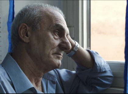 Szívszorító! Hazafelé utaztam a vonaton, amikor egy megtört, sírdogáló bácsi ült be mellém a kabinba. Megkérdeztem tőle, hogy mi a baj - Válasza egy életre szóló lecke volt, pedig csak Ez a 2 mondat volt...