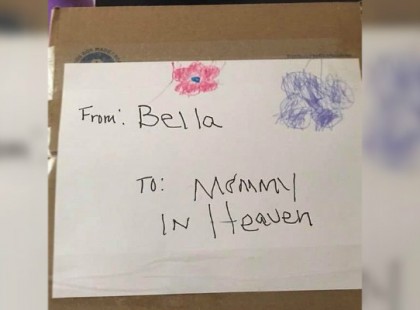 A 4 éves kislány tortát küld anyjának a mennyországba – a postai dolgozók mindenben segítenek