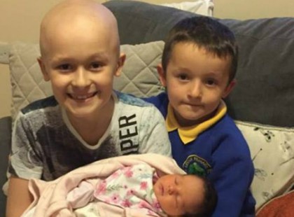 A 9 éves gyógyíthatatlan rákos fiú büszkén pózol kishúgával – pár nappal később apja szörnyű dolgot vesz észre fia arcán