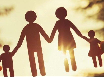 A család addig marad együtt, amíg egy kitartó nő összetartja!