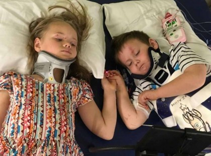 A kislány most látja először testvérét a szörnyű baleset után melyben szülei meghaltak