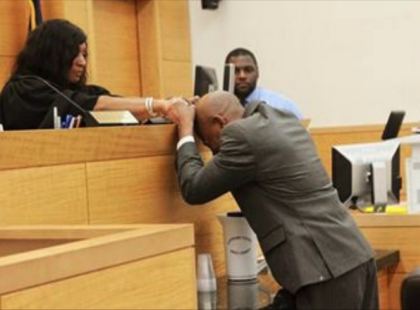 A síró férfi megfogja a bíró kezét – 17 év börtön után szabadon engedik mert nem ő volt a gyilkos