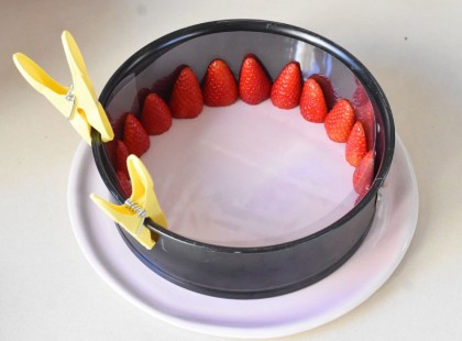 Anyósom fóliát tett a tortaformába, majd egy csipesszel rögzítette. Eperszemeket tett a formába, elképesztően finom sütemény lett belőle!