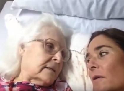 Az Alzheimer betegségben szenvedő anya nem ismeri fel lányát de aztán 3 szót mond, ami megdöbbenti őt