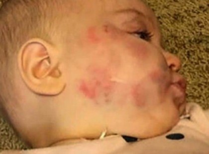 Az anya rohan a bölcsődébe mert kislányát megtámadták ; a biztonsági kamera megmutatja mi történt