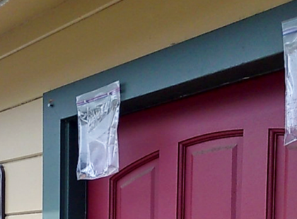 Ezt jelenti, ha valahol látsz egy műanyag zacskót vízzel és pénzérmékkel