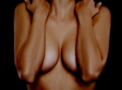 Felesége melleit kritizálja a férj az egész család előtt – a feleség frappáns válasszal áll elő