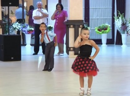 A kislány az esküvőn táncolni kezd ; nézd mi történik mikor megjelenik mögötte egy kisfiú