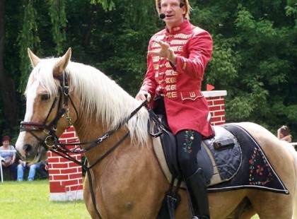 Pintér Tibor érettségire készíti a barátnőjét