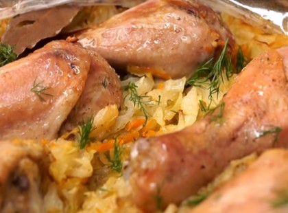 Sütőzacskóba tettem a káposztát, rátettem a csirkecombokat, 1 óra múlva el is készült a fenséges vacsora!