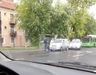 TEGNAP A ZUHOGÓ ESŐBEN KÉT RENDŐR KEREKET CSERÉLT EGY IDŐS NÉNINEK.LE A KALAPPAL ELŐTTÜK!