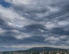 Kiadták a figyelmeztetést: Akár 90 kilométer/órásnál erősebb széllökés is jöhet