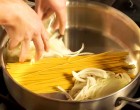 Szégyellem magam, hogy ezt korábban nem tudtam! Mert hiszen csak a spagettit és a hagymát kell összekeverni…