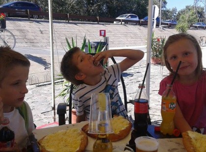 SZÍVSZORÍTÓ! ANNA SÚLYOSAN BETEG, MÉGIS ILYEN KEMÉNYEN DOLGOZIK MINDEN NAP ÉS NEVELI PÉLDÁSAN 3 CSODÁLATOS GYERMEKÉT! SOSEM KÉRT SEGÍTSÉGET SENKITŐL, DE MOST HATALMAS SZÜKSÉGE VAN RÁNK! KÖNYÖRGÖM OSSZÁTOK SZAVAIT!