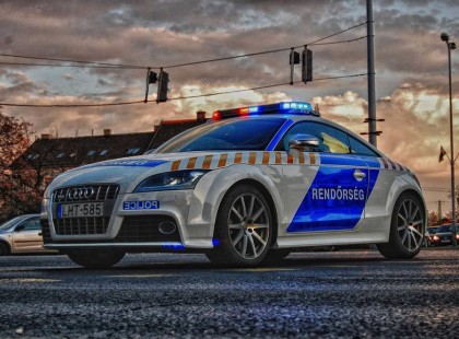 Nyugdíjas sofőr hajt a pályán a zsír új Mercijével, 160 km/órával.