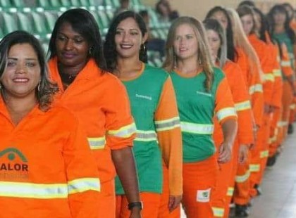 LENÉZIK ŐKET,MERT KÜLFÖLDÖN TAKARÍTÓKÉNT DOLGOZNAK! VÁLASZUK:EZT FELAJÁNLÁST TETTÉK A RÁKOS GYERMEKEK GYÓGYÍTÁSÁÉRT!LE A KALAPPAL ELŐTTETEK LÁNYOK!