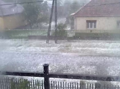 Hatalmas égszakadás jön holnap! Semmiképpen ne indulj el esernyő nélkül és helyezd biztonságba az autódat és a növényeidet!!! Komoly veszély – 3 cm-es jégdarabokra hívja fel a figyelmet a meteorológiai szolgálat, amihez 90 km/órás szél társul !