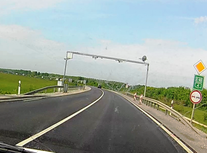 Figyelem!!!! Megszereztük az országos listát! AZ ország közel 90 pontján rejtettek el az aszfaltba szenzorokat!!! AZ ország 89 új pontján ellenőrzik a sofőröket! Az aszfaltba rejetttéka mérőeszközt, észre sem lehet venni! Itt a lista – mutatjuk hol kell vigyázni >>>