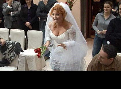 Megérkeztek az első fotók Liptia Claudia esküvőjéről,ami annyira titkos volt hogy titoktartásit írattak a vendégekkel