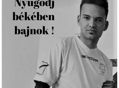 Éjszaka sétált Roland hazafelé az úttesten. Egy autós nem vette észre, és elgázolta, Csak 18 éves volt.. Isten nyugosztaljon, bajnok