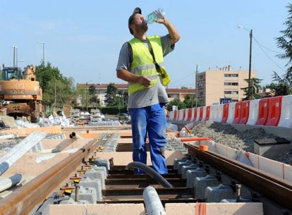A hőség miatt munkaszünetet rendelhetnek el! A munkáltató köteles óránként 10 perc szünetet és védő italt biztosítani.