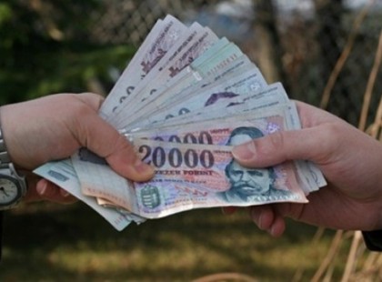 Napok óta villámtempóban terjed a hír!!!!Magyarok százezrei háborodtak fel! Sok magyar nyugdíjas nyugdíját emelte meg a NYUGDÍJFOLYÓSÍTÓ 200 ezer forintra egyik napról a másikra!!! Ezentúl már minden hónapban ennyi lesz a járandósága! Az internet felháborodott – Önnek mi a véleménye?