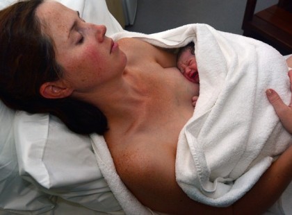 Szülés közben elájult, mire felébredt már börtönben volt, bilincsben.