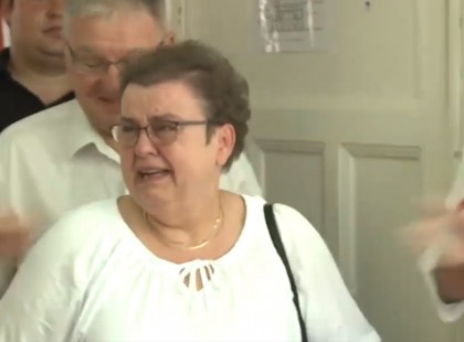 Nyugdíjba vonulása előtt első osztálya lepte meg a tanárnőt, aki nem is sejtette, hogy az utolsó tanóráján ilyen fogadtatásban lesz része. Könnyek, és megható pillanatok! Részletek a hétfői Együtt magazinban!