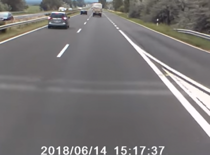 Itt az első videó ahol a civil rendőrautó etikátlanul szándékosan kiprovokálja a szabálysértést