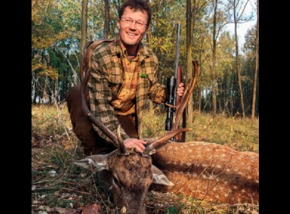 Stohl András büszkén pózol a lelőtt szarvassal. Buci lelőtte, és a 3 éves gyerekéből is vadászt akar nevelni…