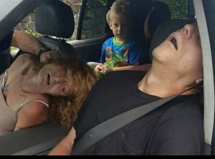 Bekábulva feküdtek a kocsiban a szülők, hátul a gyerekükkel. Egy szóval hogyan jellemeznéd őket?