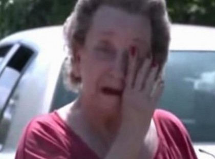 Megrendítő! Hazaért a 75 éves néni, de amikor meglátta mit csinál az udvarában ez a 4 fiatal, azonnal lélekszakadva sírni kezdett!