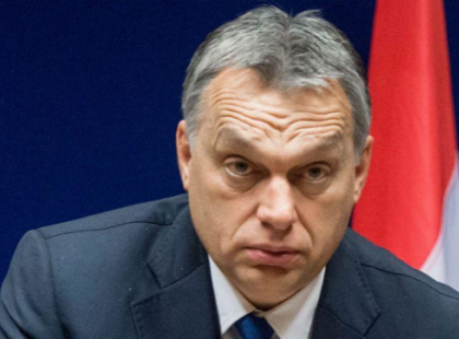 Orbán nem bírja gyógyszer nélkül? Többen látták, mikor felíratta