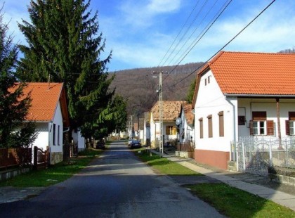 600 EZER FORINTOT FIZET A FALU, ANNAK AKI ODAKÖLTÖZIK! – CSALÁDOKAT, EGYEDÜLÁLLÓKAT IS SZERETETTEL VÁRNAK! Kérlek osszátok meg >>