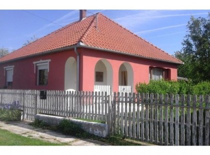 EZ ÁM A SEGÍTSÉG CSALÁDOKNAK, EGYEDÜLÁLLÓKNAK! INGYEN CSALÁDI HÁZ, KISKERTTEL, NÖVÉNYEKKEL, ÁLLATOKKAL, GARANTÁLT MUNKALEHETŐSÉGGEL! SZOCIÁLIS CSALÁDI HÁZ BÉRLETI DÍJ NÉLKÜL!