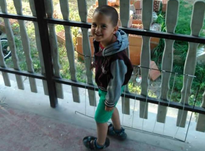 Ő itt Adrián, a 3 éves kisfiú, aki elhunyt az akasztói balesetben. Angyal lett belőled te kis hős, sosem feledünk..