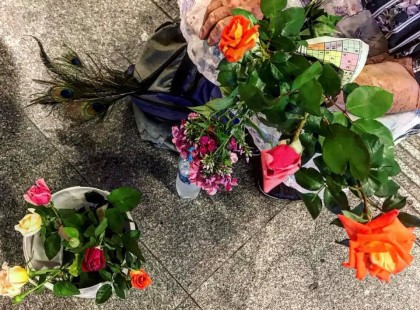 Amikor görnyedt hátú, idős nénit, bácsit látsz Pesten árulni valamit, EZ jusson mindig az eszedbe..