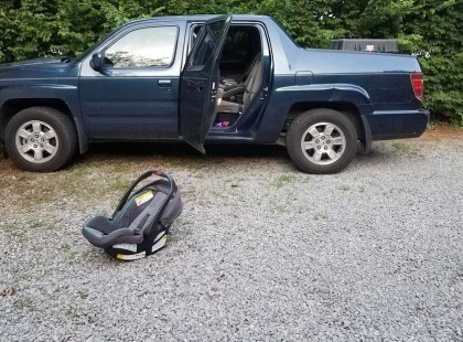 EGÉSZ NAPRA A FORRÓ AUÓBAN FELEJTETTE EGY ÉVES KISLÁNYÁT PÁL, ÉLETÉT VESZTETTE A KIS CSÖPPSÉG.