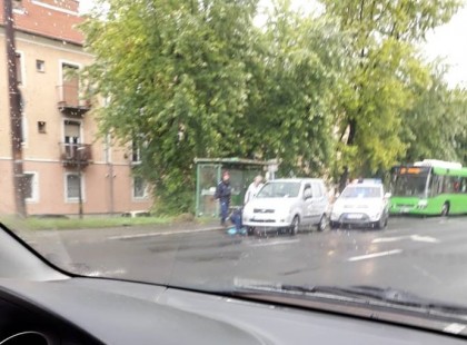 TEGNAP A ZUHOGÓ ESŐBEN KÉT RENDŐR KEREKET CSERÉLT EGY IDŐS NÉNINEK.LE A KALAPPAL ELŐTTÜK!