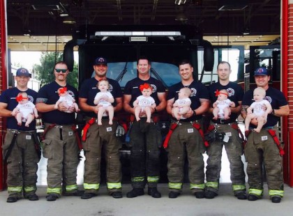 A 7 tűzoltó férjnek hasonló időben születnek gyerekei; imádnivaló kép készül róluk