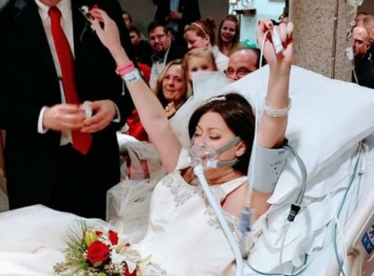 A bátor mellrákos menyasszony halála előtt néhány órával mondja ki a boldogító igent a kórházban