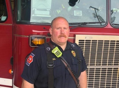 A kisbabát altató tűzoltó fotója most a legjobb internetes tartalom