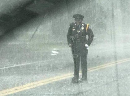 A pár egy rendőrnőt lát az út közepén a zuhogó esőben és rájön hogy megmenti az életüket