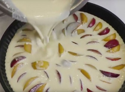 A szilvát sütőformába tette, ráöntötte a tésztát, betette a sütőbe, kis idő múlva elkészült a világ legfinomabb édessége!