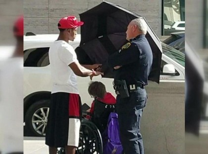 A tini fiú meglát egy tolókocsis lányt aki a tűző napon ülve várja a buszt és azonnal cselekszik