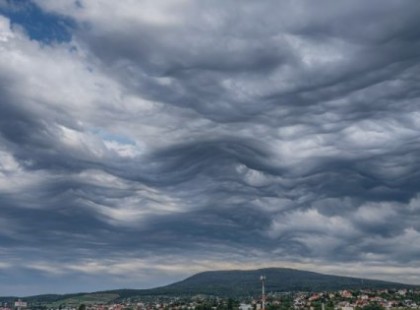 Kiadták a figyelmeztetést: Akár 90 kilométer/órásnál erősebb széllökés is jöhet