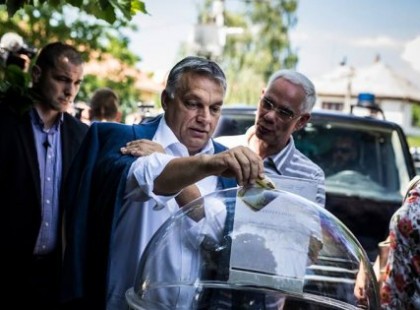 Orbán is adakozott Kötcsén, ennyi pénzt dobott a perselybe – fotók